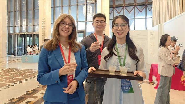 通盈证券 2025北欧论坛上湖北名茶惊艳国际嘉宾