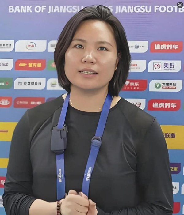 广州米牛 参加过世界杯的国脚率泰州队苏超夺冠，所住小区挂出庆祝横幅，业主敲锣打鼓迎她回家